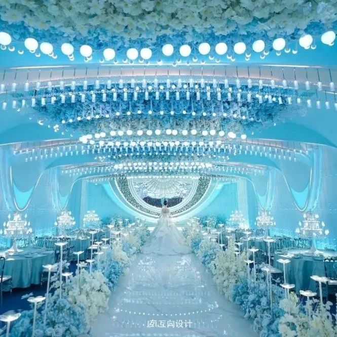 宴会厅顶部流动的光线，璀璨水晶吊灯倾泻而下，编织出烂漫的星空，为每一场盛宴披上梦幻的外衣。