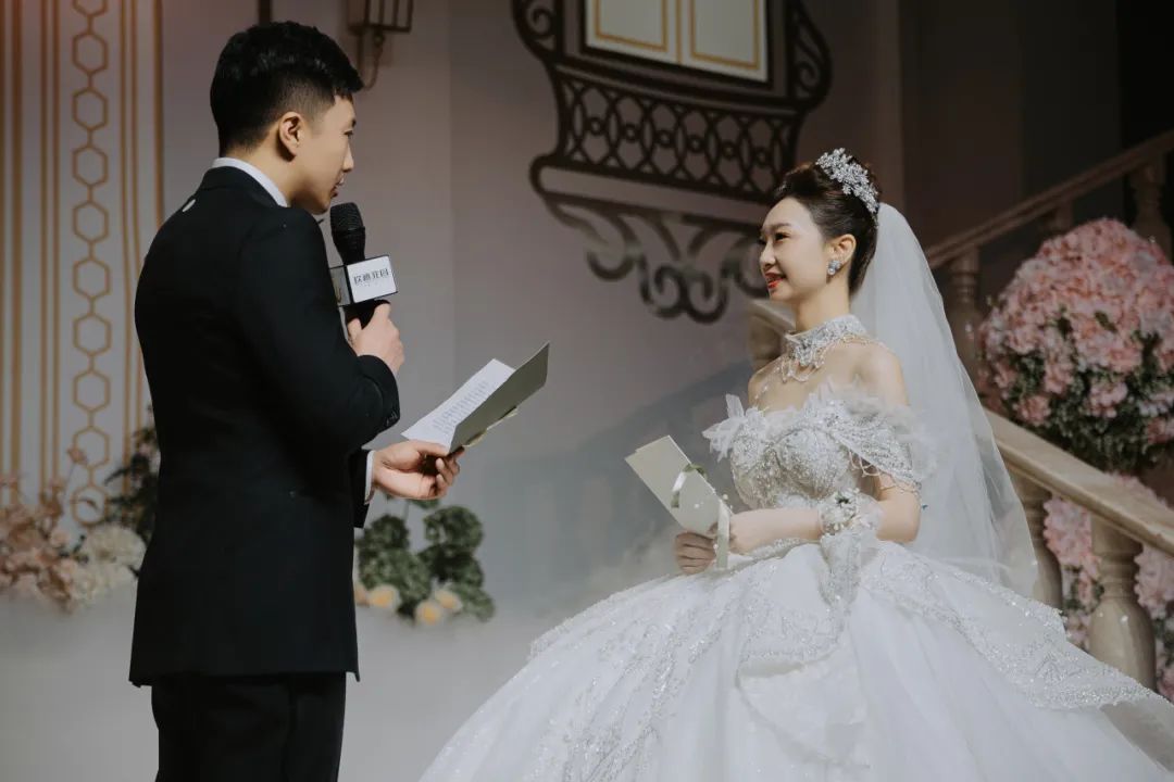 本篇为五月新娘/新郎们整理了一份「超全备婚避坑指南」，从服装到红包，从人员分工到应急方案，手把手教你打造完美婚礼！