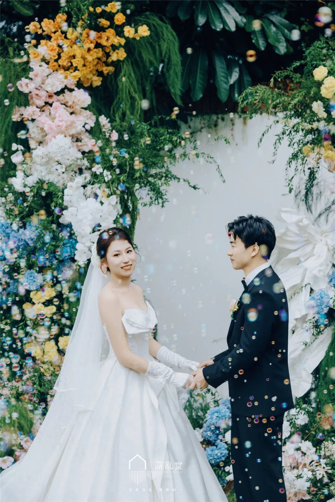 越来越多的年轻人开始追求创意与氛围并存的婚礼。草坪婚礼成为他们追捧的婚礼形式。