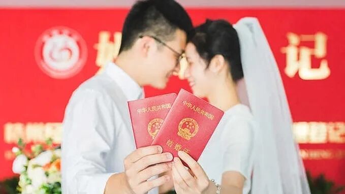 今年2月14日是婚姻登记实现&ldquo;全国通办&rdquo;后的首个情人节，又恰巧在过年前，多地结婚登记预约爆满。