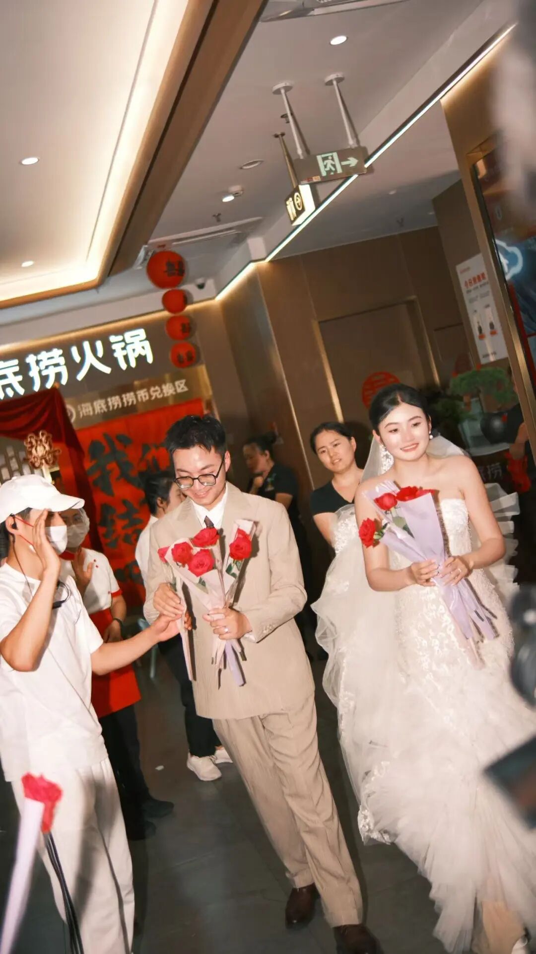花2.4万在海底捞办婚礼！