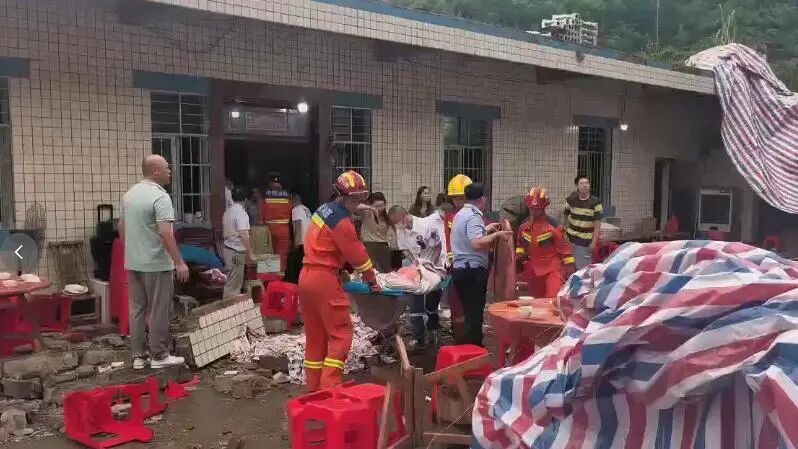 四川一升学宴因墙体垮塌，造成3人当场死亡，2人送医抢救无效死亡，另有17名伤者正在医院接受治疗。