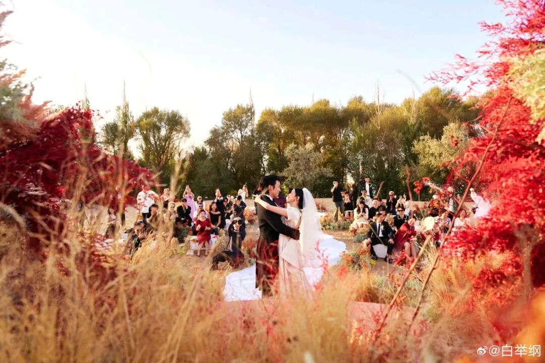 歌手白举纲大漠补办婚礼！