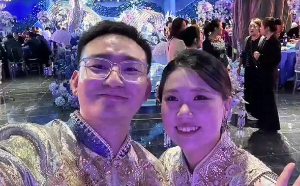 新婚夫妻用AI生成婚纱照！