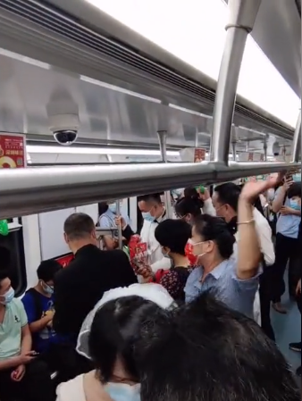 深圳新人挤地铁参加婚礼，给乘客发喜糖  第2张