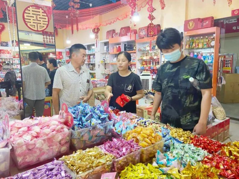 “双节”临近，汉口北婚庆产品市场涌动着“甜蜜热潮”
